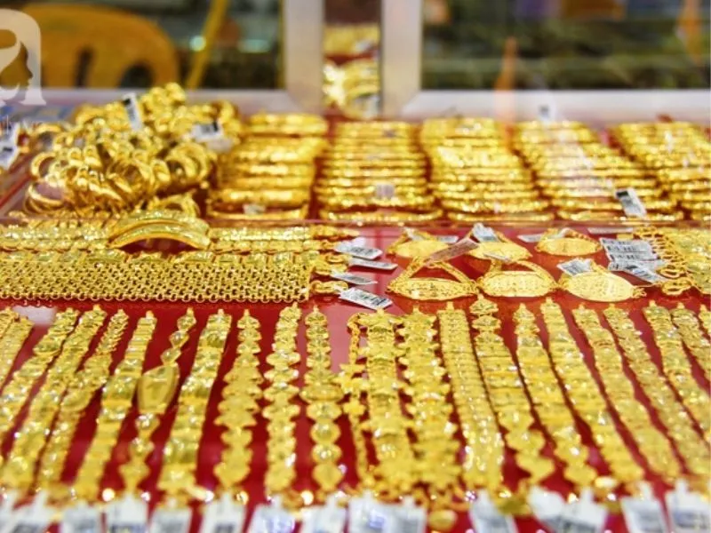 Mua lắc chân vàng 18k ở các cửa hàng vàng