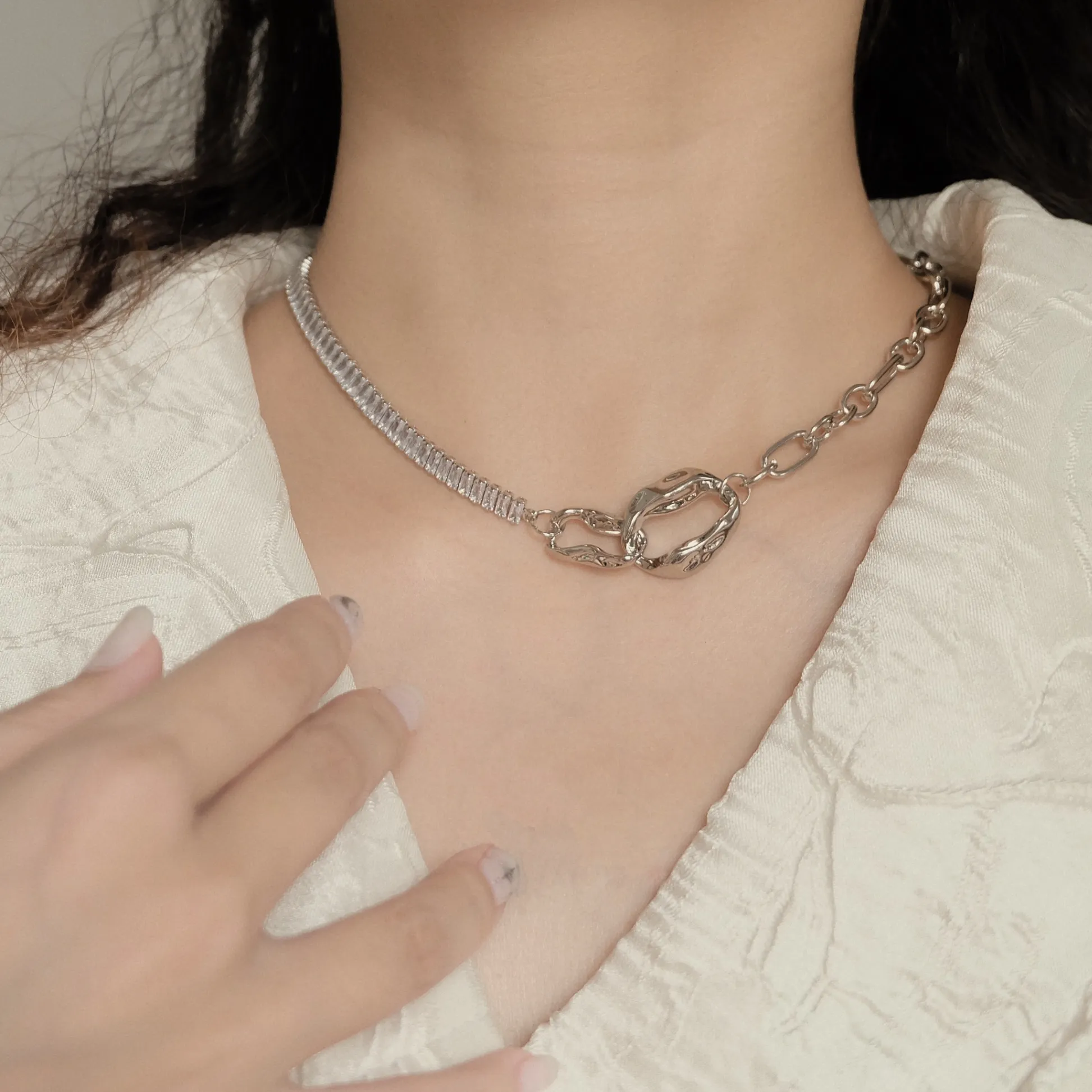 Phối choker đính đá cùng áo kiểu hàng ngày