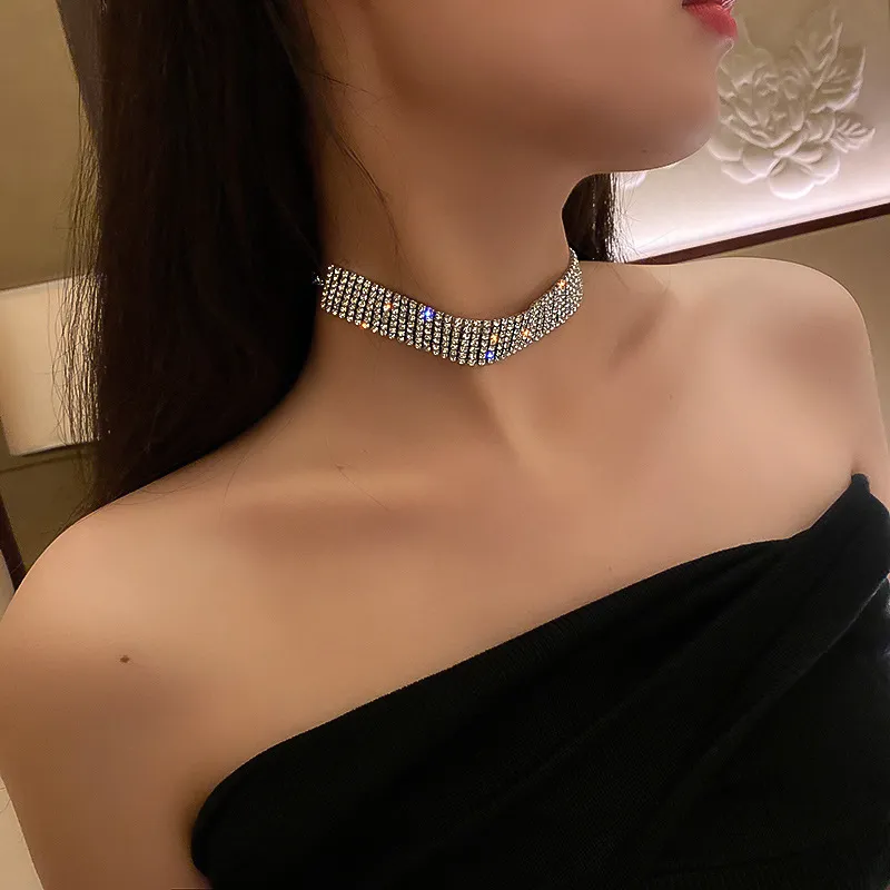 Phối vòng cổ choker đính đá cùng váy cúp ngực