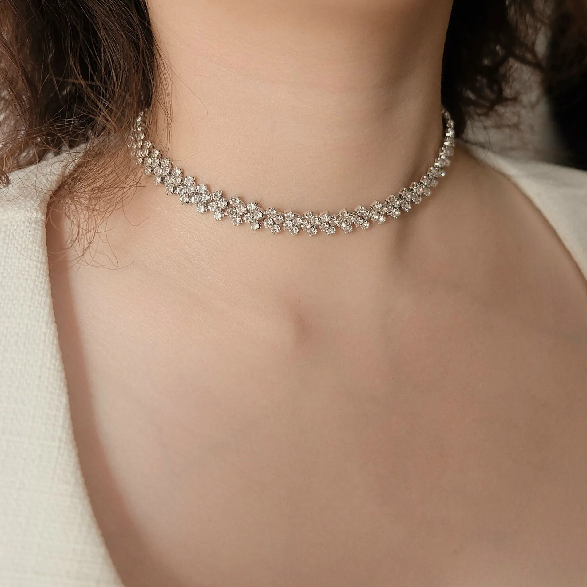 Vòng cổ choker đính đá là gì