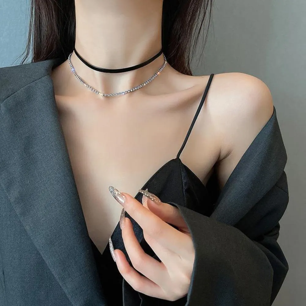 Vòng cổ choker đính đá phối cùng váy hai dây và áo vest ngoài