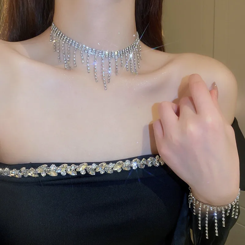 Vòng cổ choker đính đá tôn lên vẻ đẹp cá nhân